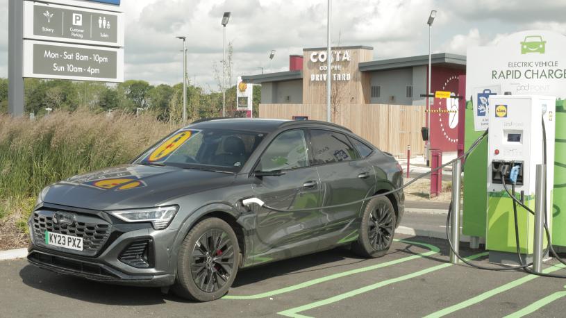 3414942 370kW SQ8 Quattro 114kWh Black Edition 5dr Auto