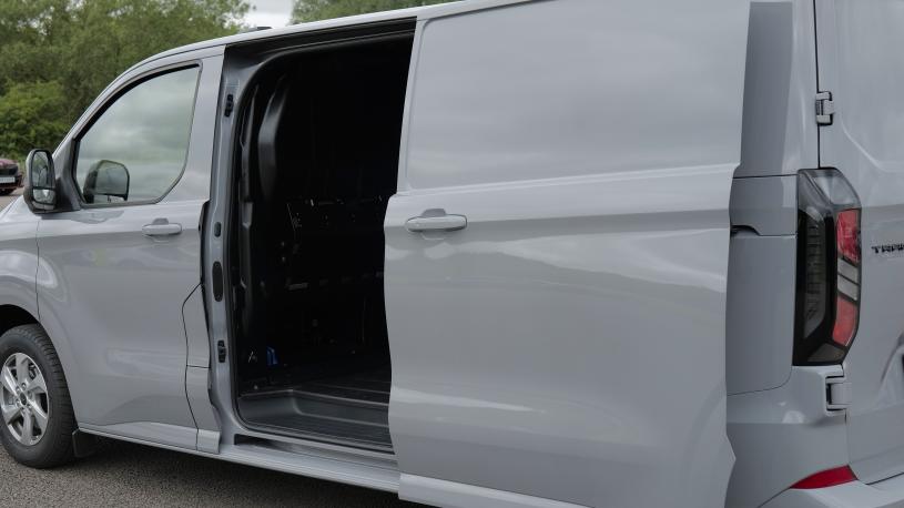 3398039 2.5 PHEV 227ps H1 Van Trend Auto