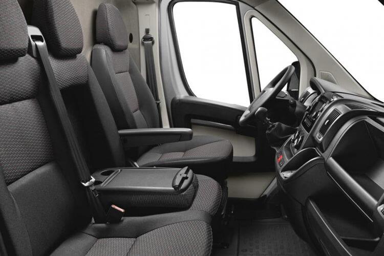 3438304 205kW 110kWh Chassis Cab Professional Auto [22kW]